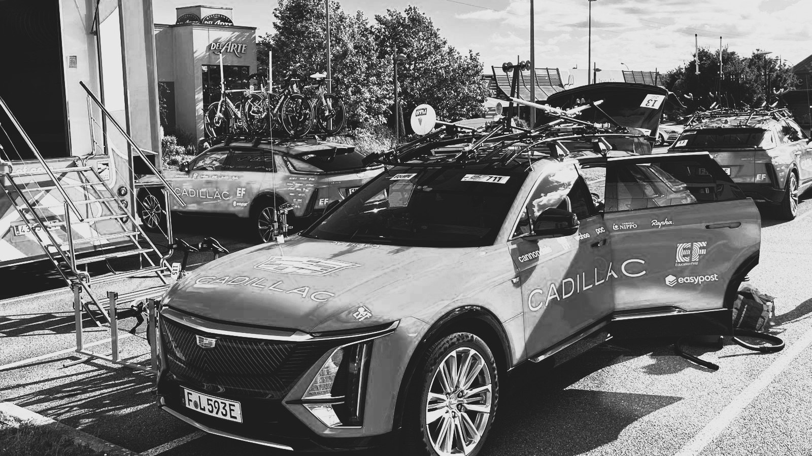Cadillac LYRIQ des Teams EF bei der Tour de France 2025: Das auffällige Teamfahrzeug in Pink wird vor dem Renneinsatz professionell gereinigt.
