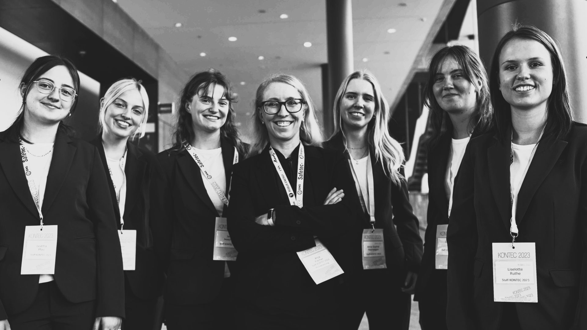Eventpersonal der 90Grad Eventagentur beim Teilnehmermanagement auf einer Fachkonferenz in Dresden.