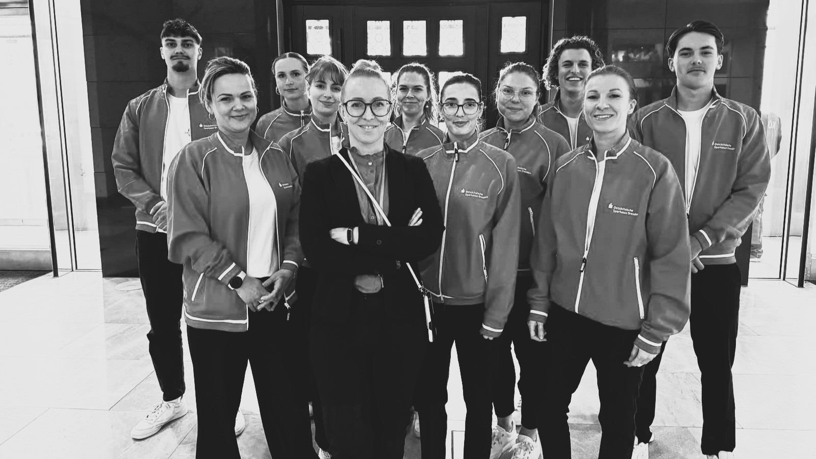 Anja Fischer mit dem Hostessen- und Host-Team der 90 Grad Personal GmbH beim Sparkassen Mitarbeiterinformationstag 2026 in Dresden.